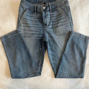 White House Black Market ladies straight crop Jean with beautiful button, size 2